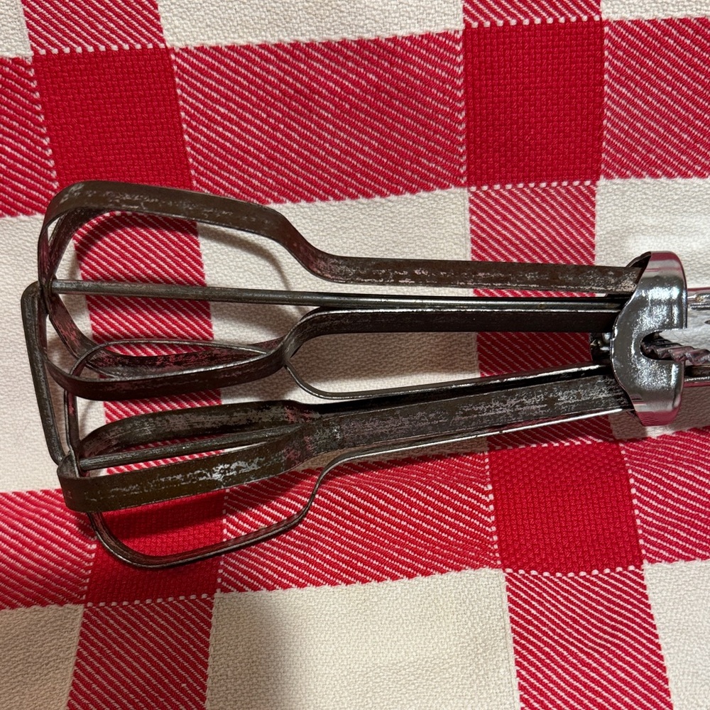 Vintage ECKO (per embossing documented) Metal Egg Beater with a Black Handle. - Picture 5 of 16